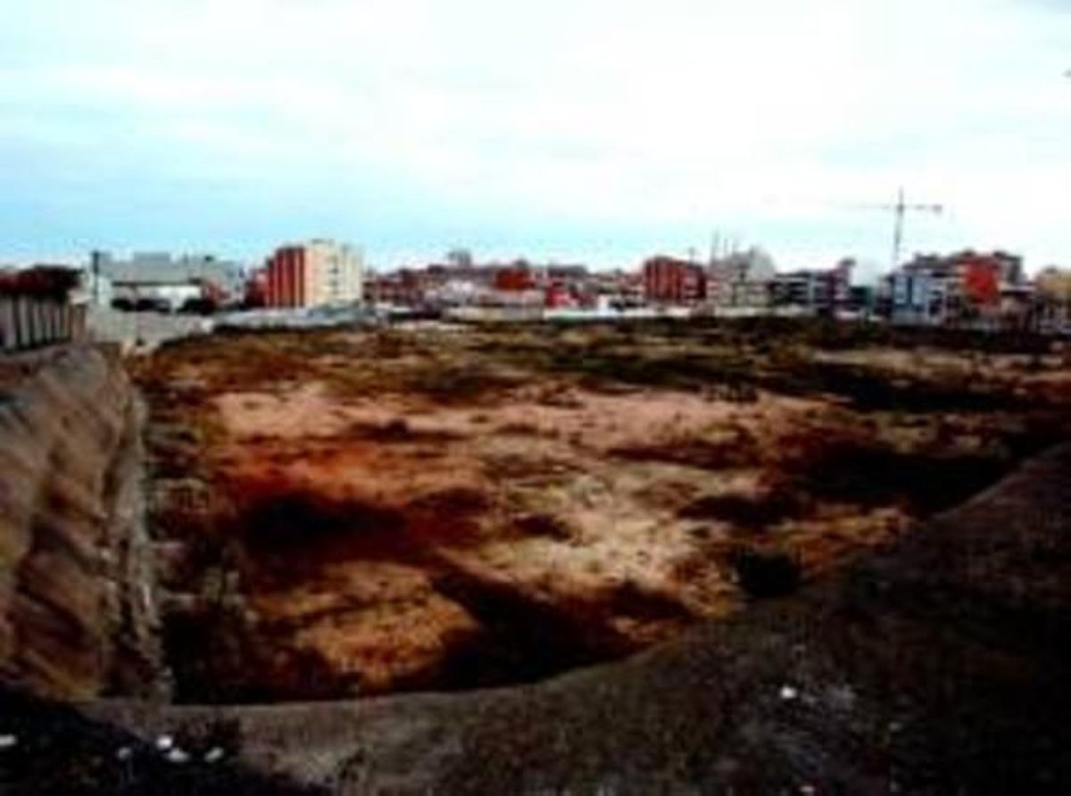 Solar on es construirà el nou centre comercial de Badalona, ahir.