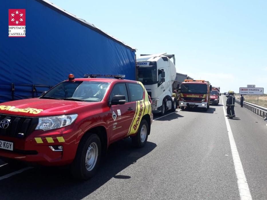 Un muerto al chocar seis camiones en la N340 (Vinaròs)