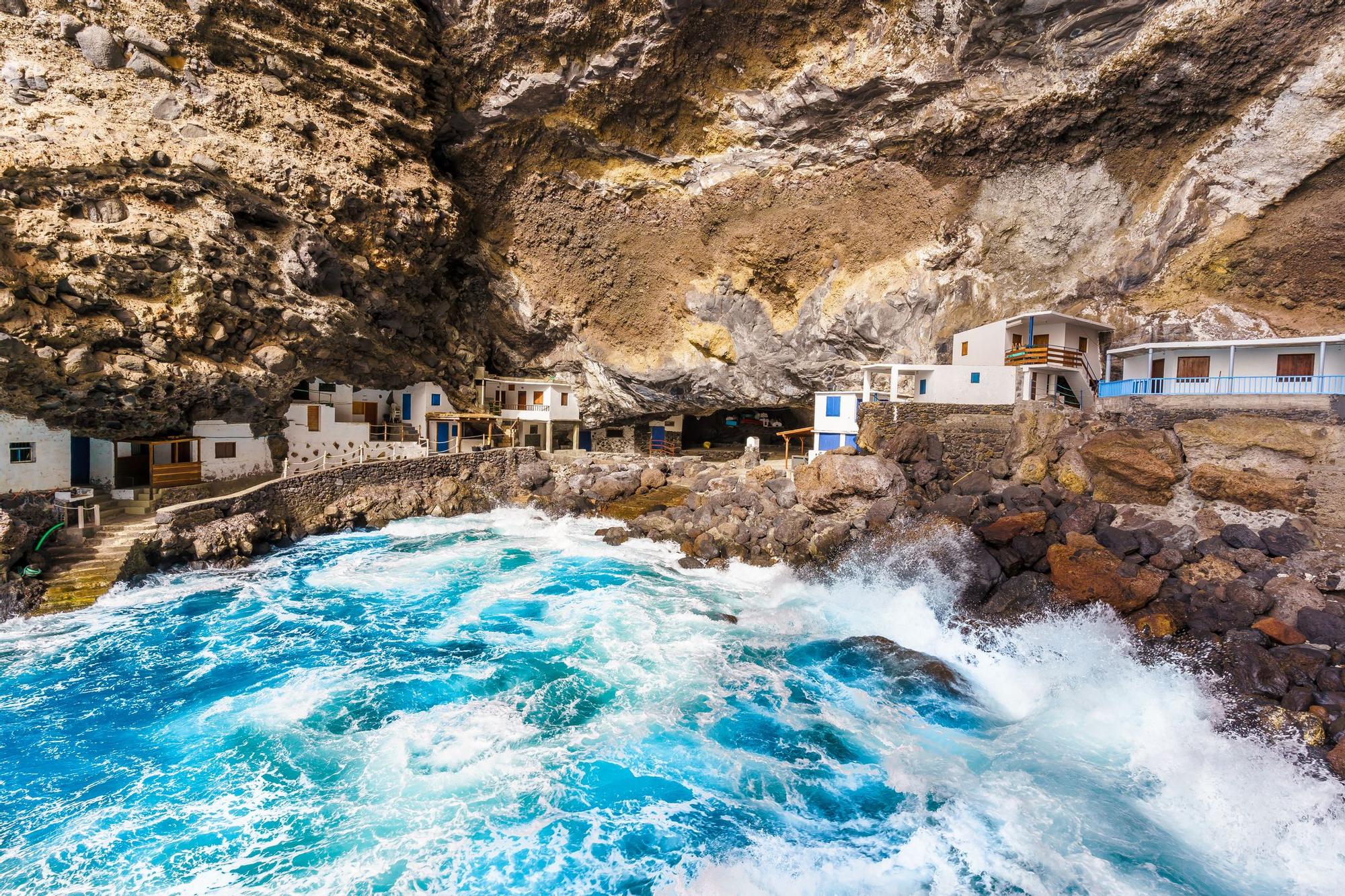 El pueblo enclavado en una cueva y otros 3 secretos de Islas Canarias