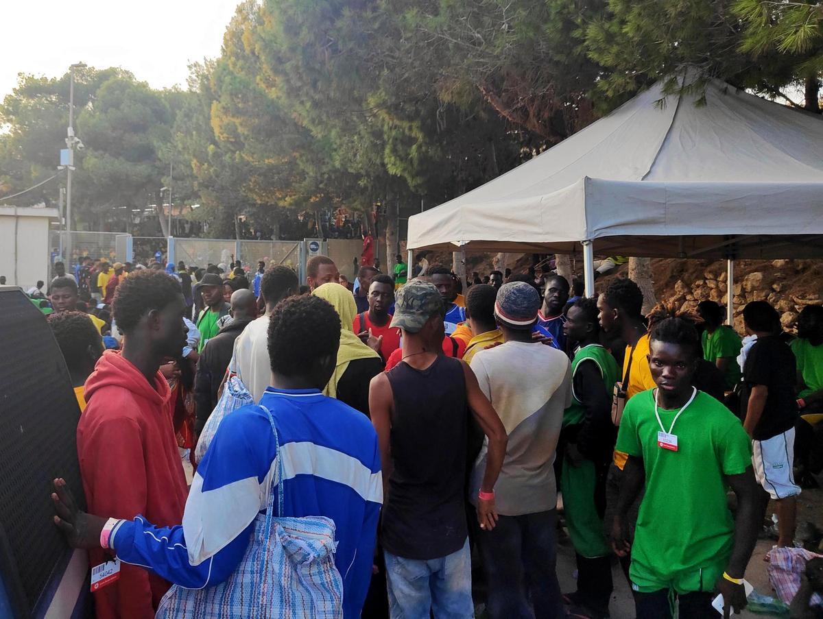 Lampedusa, colapsada tras la llegada de 6.000 inmigrantes en 24 horas.