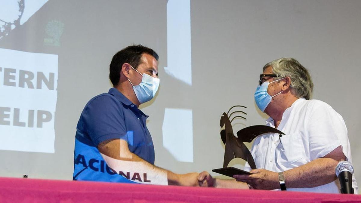 El alcalde de Tábara, izquierda, entrega el premio del año pasado a José Luis Morales