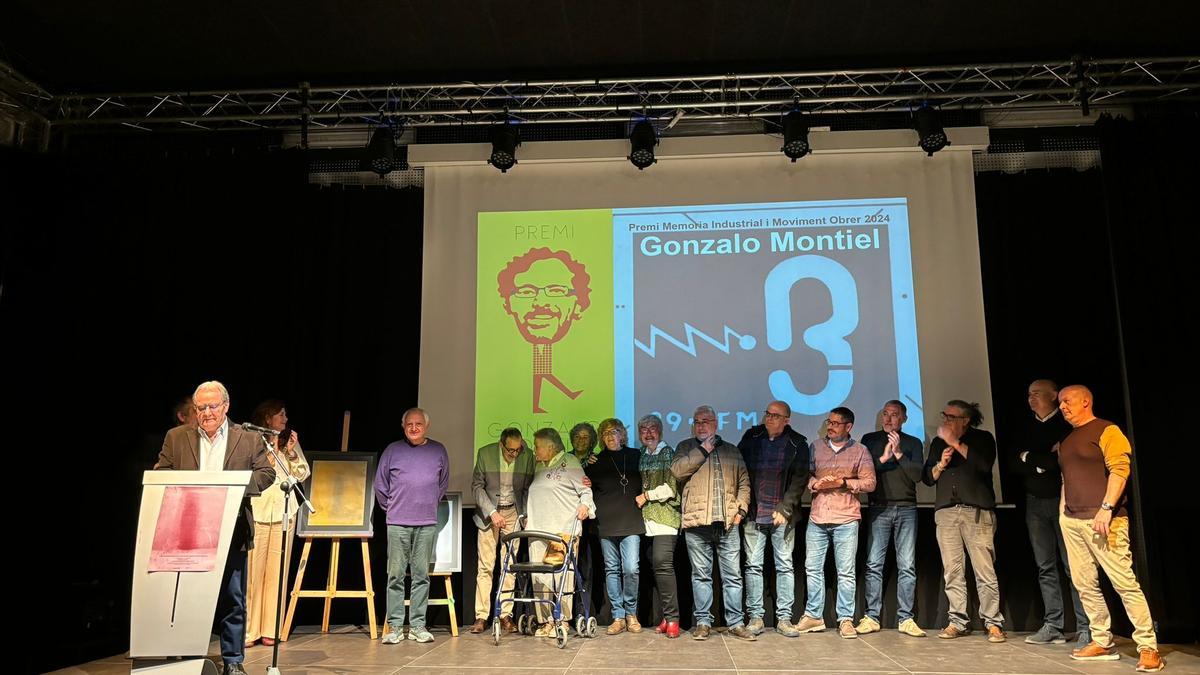 Integrantes de Radio Unidad, al recoger el premio.