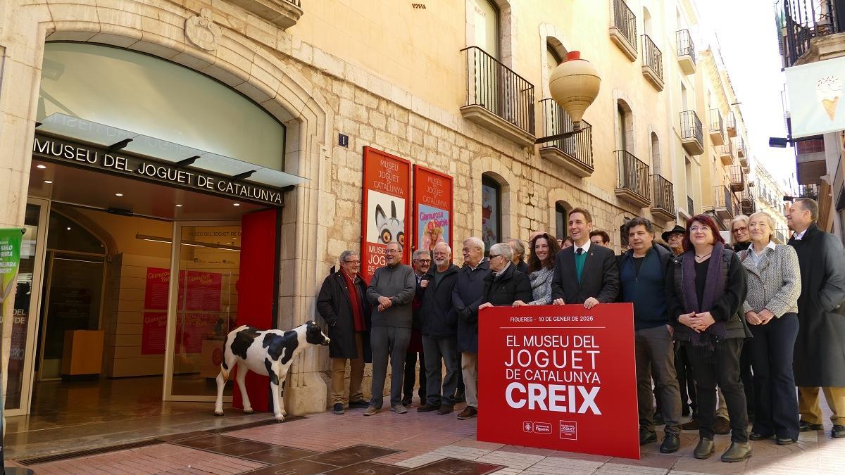 L'alcalde i la nova presidenta amb els patrons, regidors i convidats davant del Museu.