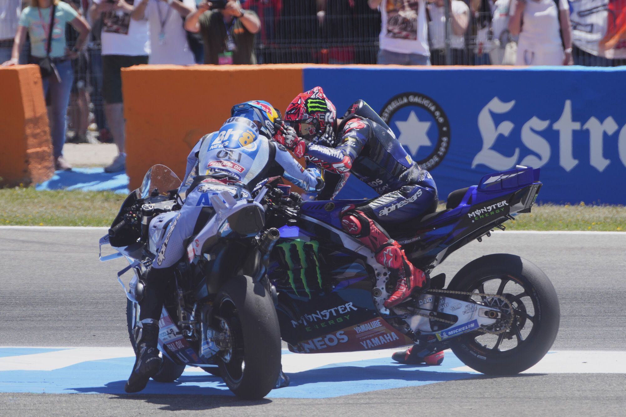 Race winner Spain's rider Alex Marquez of the BK8 Gresini Racing MotoGP, left, speaks with second placed France's Fabio Quartararo of the Monster Energy Yamaha MotoGP after the MotoGP race of the Grand Prix of Spain, at the Angel Nieto racetrack in Jerez de la Frontera, Spain, Sunday, April 27, 2025. (AP Photo/Jose Breton) Associated Press/LaPresse. EDITORIAL USE ONLY/ONLY ITALY AND SPAIN