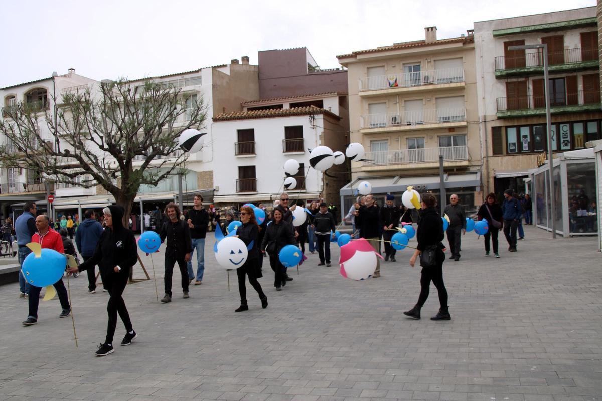 Globus simulant ocells i peixos durant la performance a l'Escala.