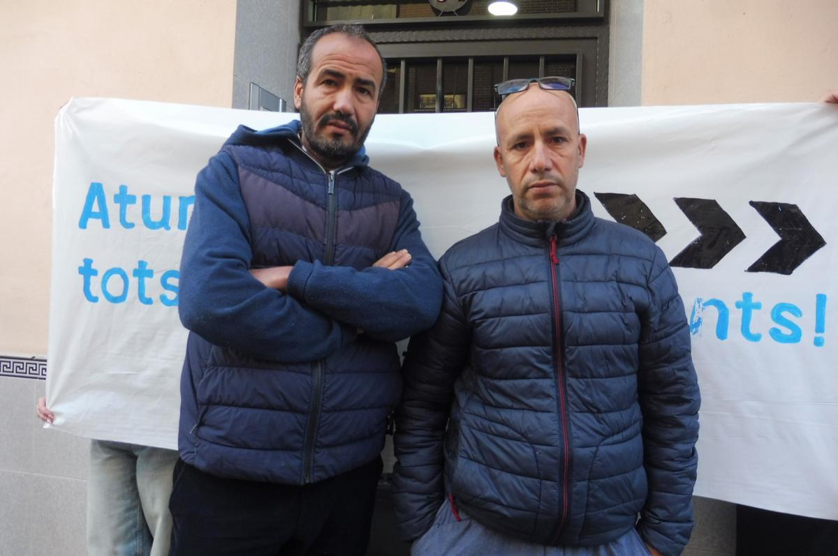 Mohamed, a la derecha, con su hermano Hassan, este martes.