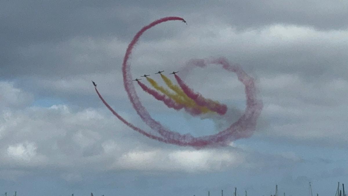 Día de las Fuerzas Armadas: acrobacias de la Patrulla Águila en Las Palmas de Gran Canaria