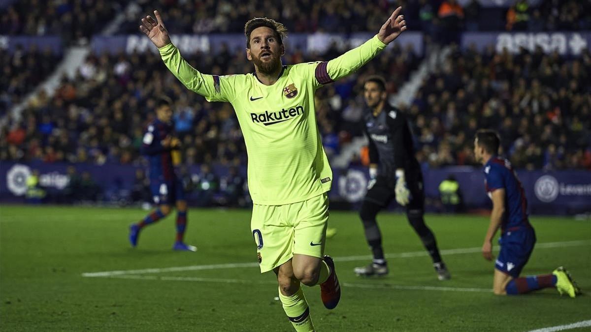 Messi celebra uno de sus tres goles al Levante en el 'Ciutat de Valencia'.