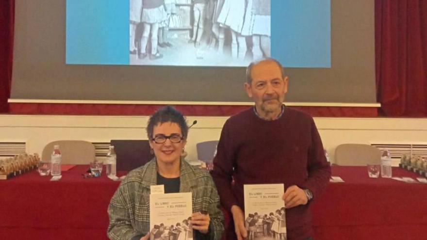 Manuela Busto Fidalgo y Javier García Herrero, ayer, tras la presentación del libro. | R. S. A.