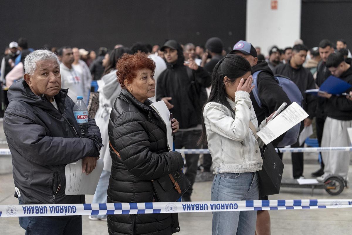 Unas 3000 personas migrantes hacen cola en La Farga de L'Hospitalet para pedir la regularización