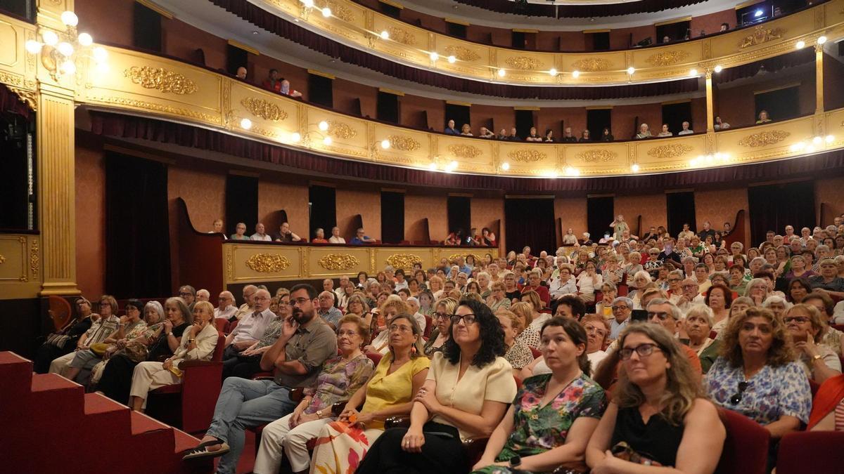 Assistents a la Diada de la Gent Gran al Teatre Municipal de Girona.