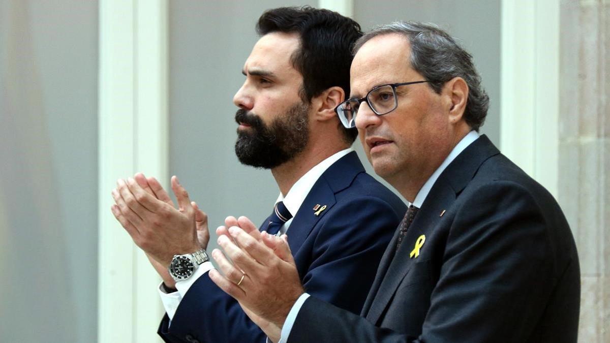 El president de la Generalitat, Quim Torra y el president del Parlament, Roger Torrent, durante su comparecencia en el Parlament.