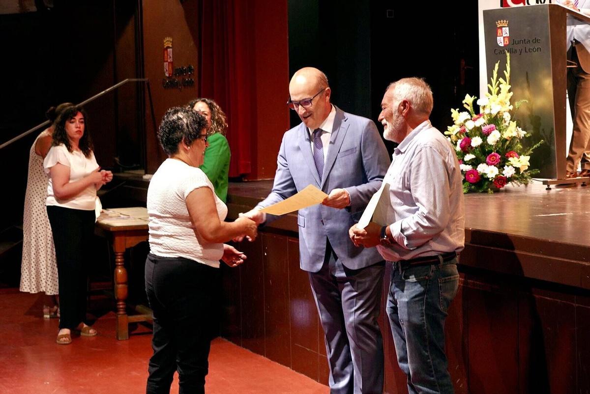 El delegado de la Junta, Fernando Prada, entrega los diplomas de los programas mixtos de empleo de este 2026 a los participantes