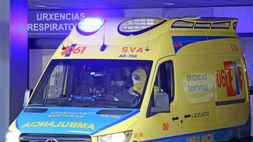 Un joven de 22 años cae desde el tejado de un edificio tapiado y en obras mientras veía los fuegos de Bouzas