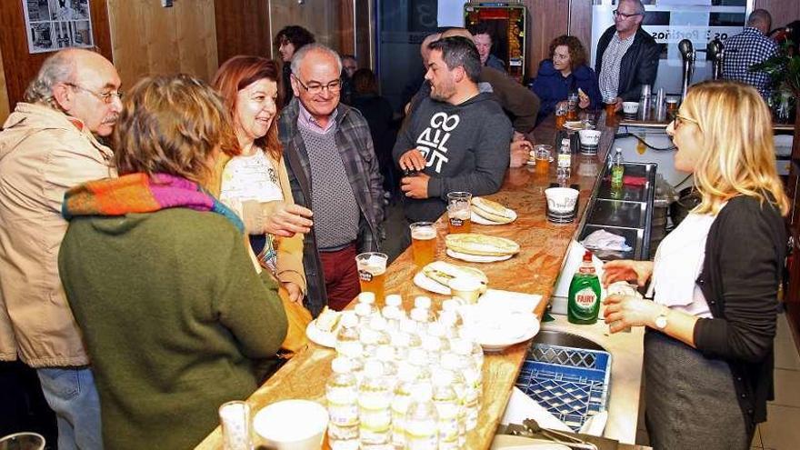 As 3 Portiñas sirvió el domingo bocadillos y bizcocho solidarios. // Bernabé/J.Carlos Asorey