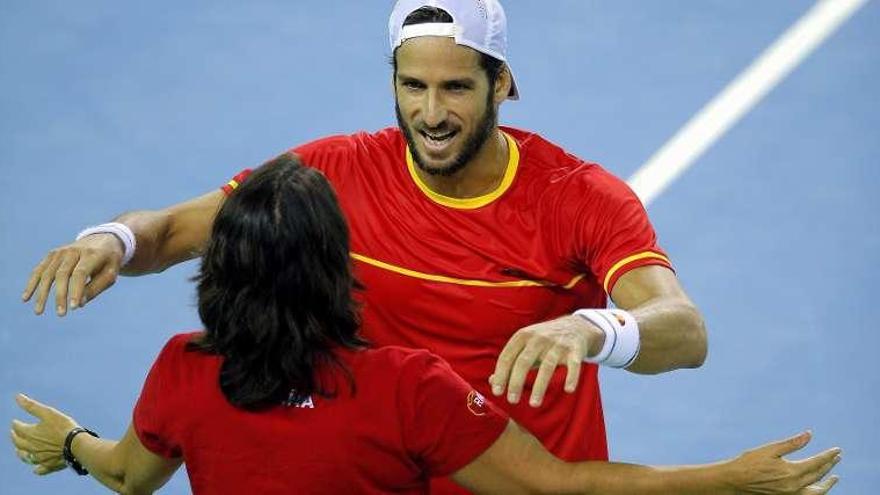 Feliciano López celebra su victoria con la capitana Conchita Martínez.