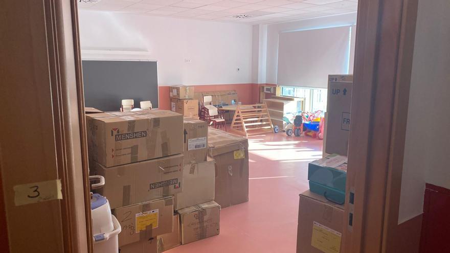 Inicio de clases con aulas de Infantil sin montar y con cajas en el colegio La Paz
