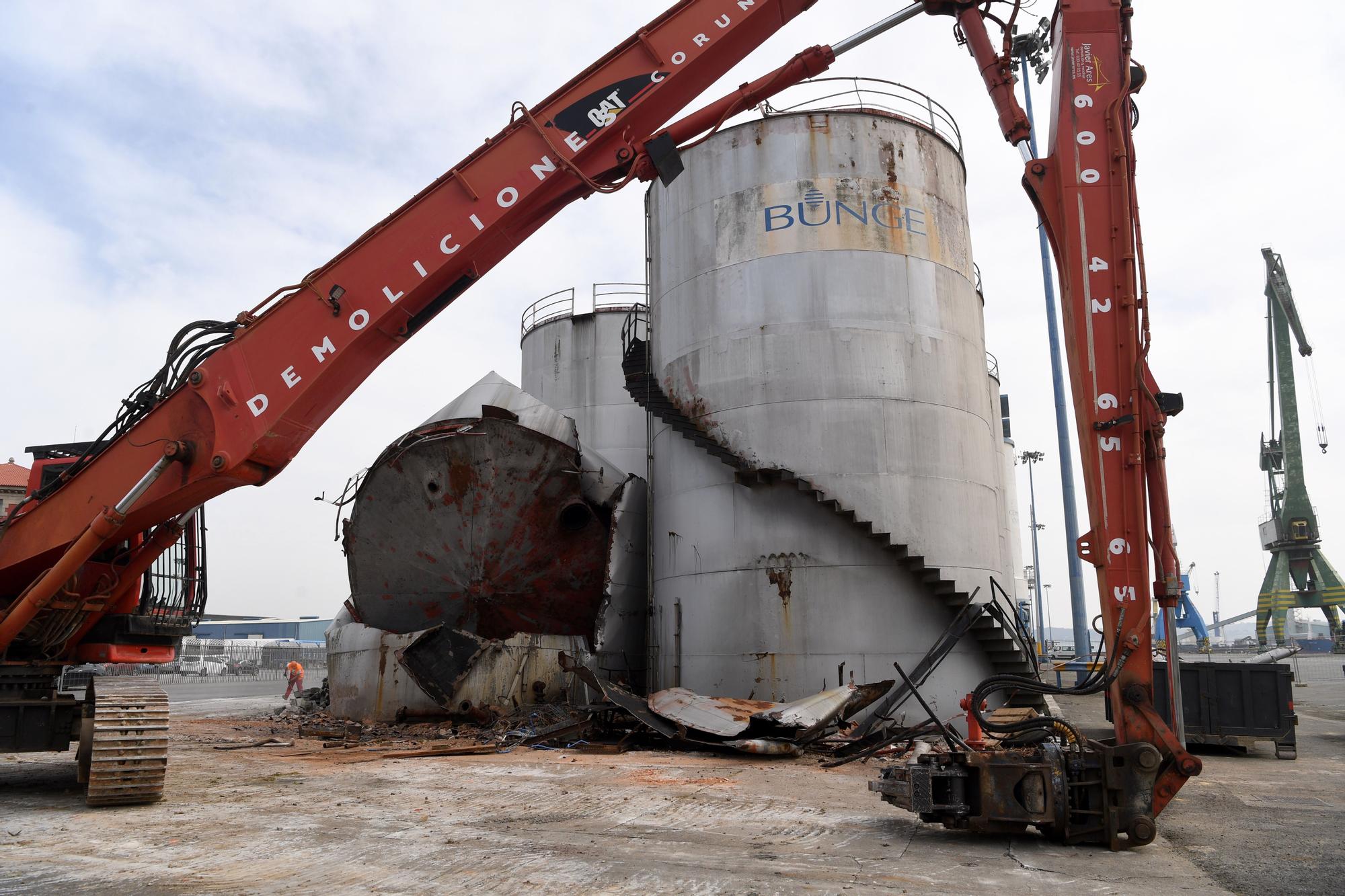 Arranca el desmontaje de los silos de Bunge en el muelle de Calvo Sotelo