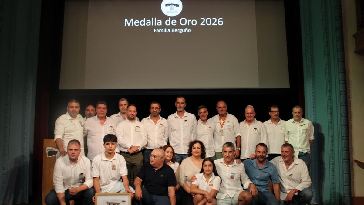 Delante la familia Berguño acompañada por la directiva de la Sociedad de Artesanos.