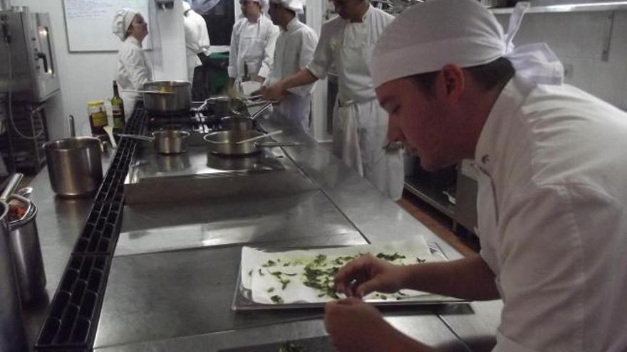 El curso de jefe de cocina es el más demandado, con 198 alumnos formados desde que se abrió la escuela en 2002. Las matrículas han subido también por el efecto «Masterchef».