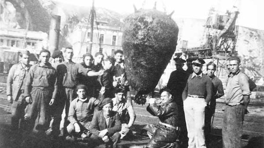 Un grupo de pescadores tras la recogida de minas en Gijón.