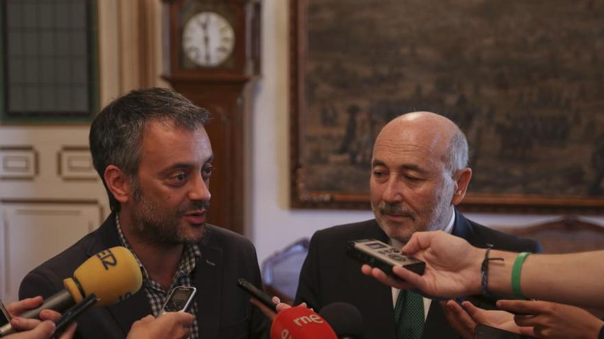 El alcalde de A Coruña, Xulio Ferreiro, y el delegado del Gobierno, Javier Losada, en declaraciones a los medios. // Diego Fernández Lozano.