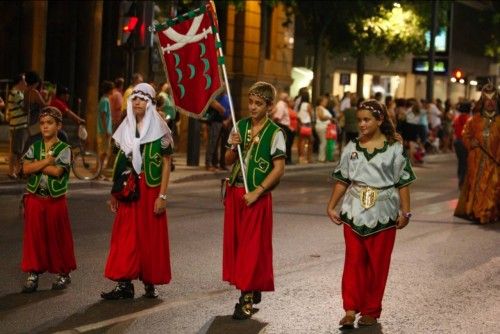 Los festeros anuncian la llegada de Moros y Cristianos