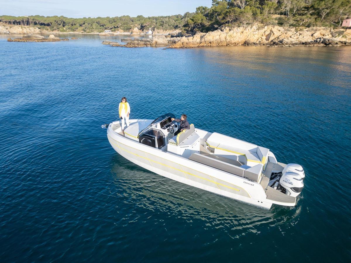 Gemma Pagès i Romà Pueyo dins d'un Zephyr 900 Eco