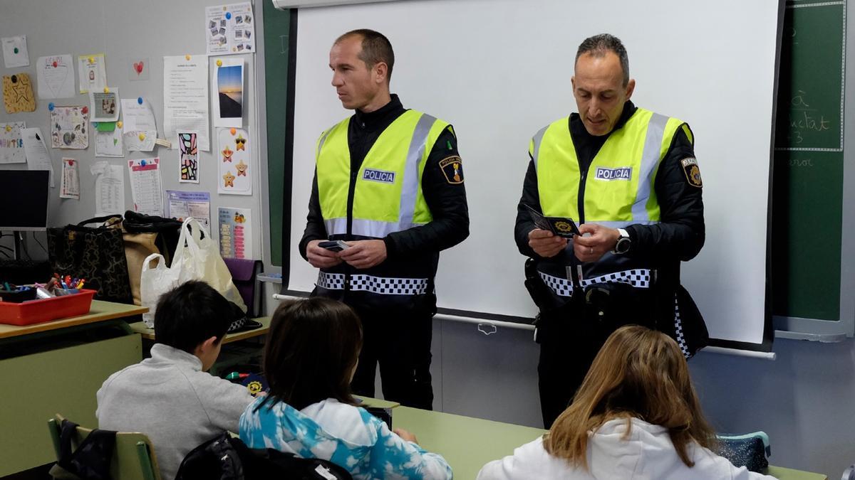 Dos agentes de la Policía Local de Bocairent, durante una de las clases de educación vial.