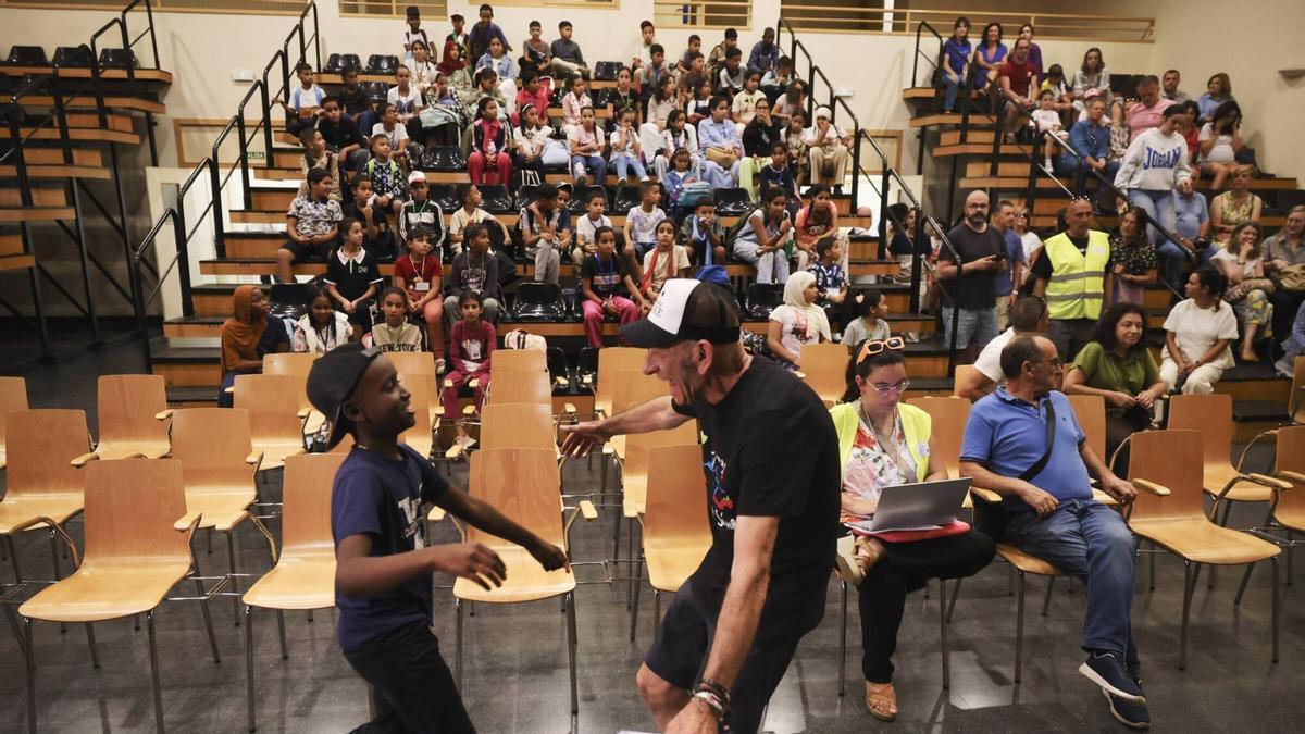 En imágenes: Recepción en Avilés de los niños saharauis del programa Vacaciones en paz