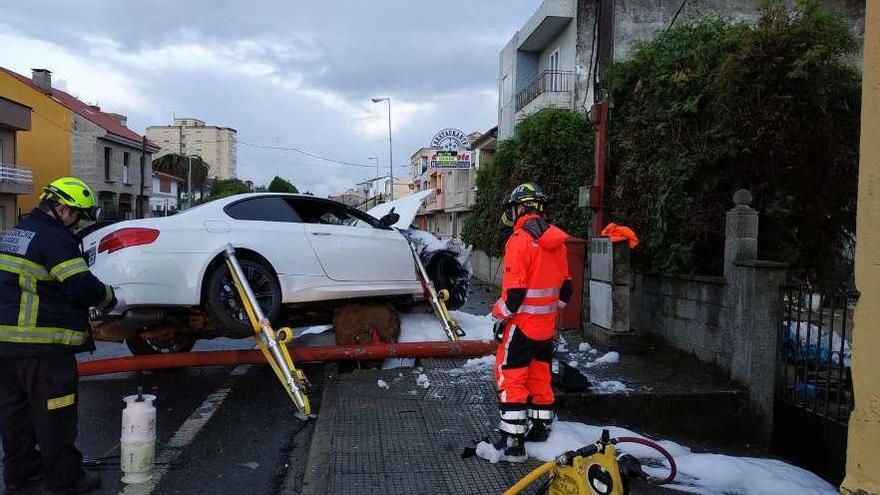 El turismo quedó suspendido sobre el bloque de hormigón que sostenía la farola. // Cedida