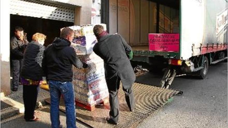 L&#039;entrega dels quinze palets d&#039;aliments ahir a l&#039;entitat Creu Roja.