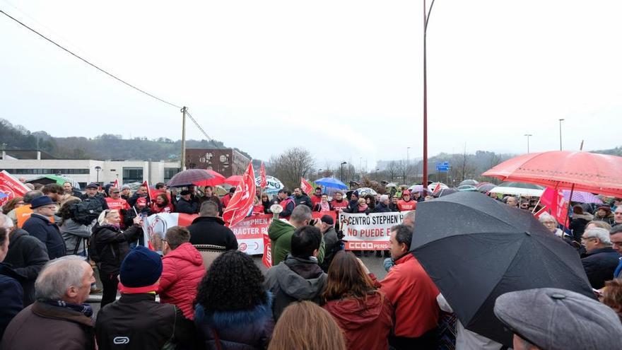 Participantes en la protesta del pasado mes de febrero, frente al centro.