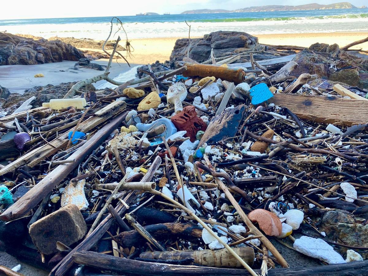 Basura en una playa de O Grove.