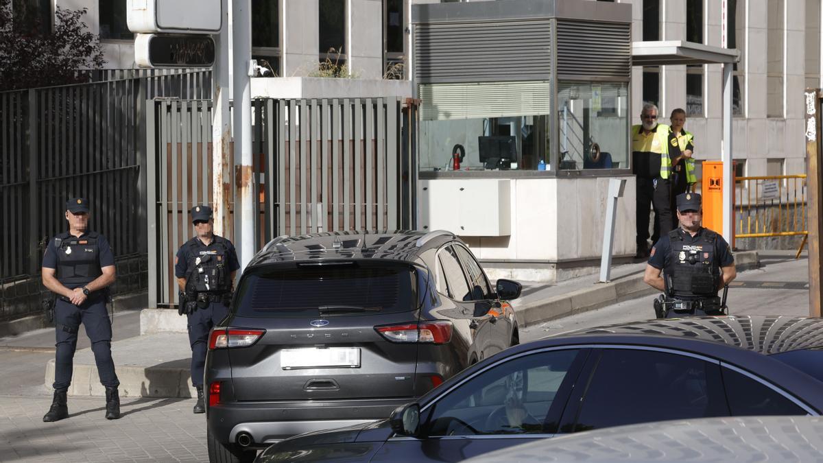 El vehículo que traslada a Begoña Gómez entra en los juzgados de Plaza de Castilla.