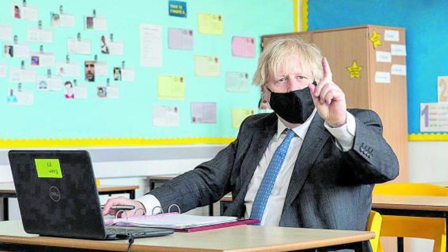 El primer ministro británico, Boris Johnson, durante la visita que realizó ayer a una escuela londinense.