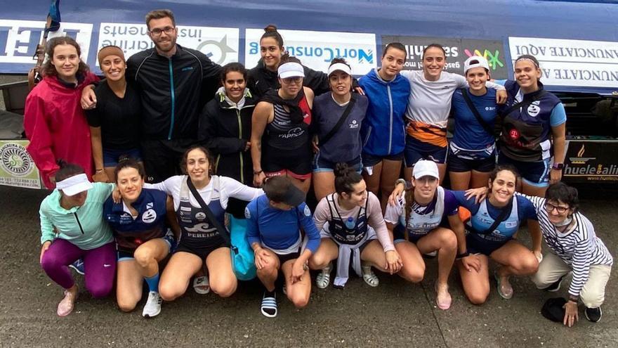 La tripulación femenina de Tirán, ayer, en San Sebastián. |  // FDV