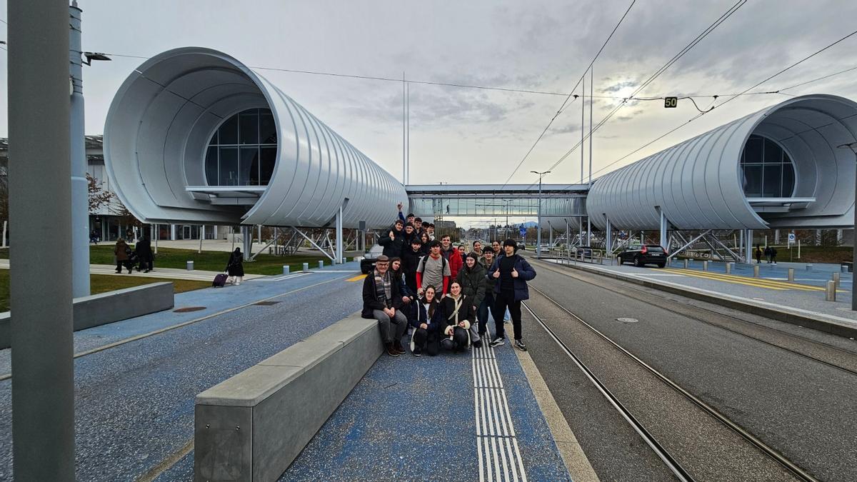 Estudiantes y profesores del Politécnico, durante su visita.