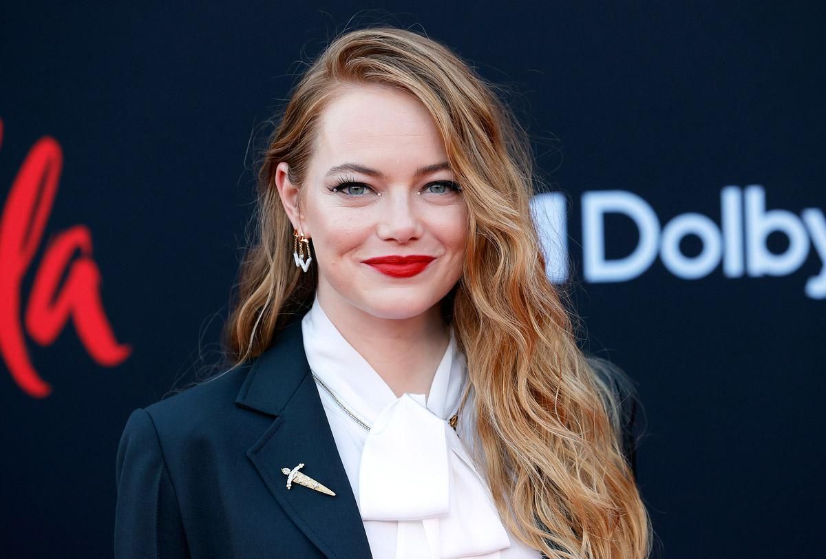 Emma Stone con melena ondulada en la premiere de Cruella