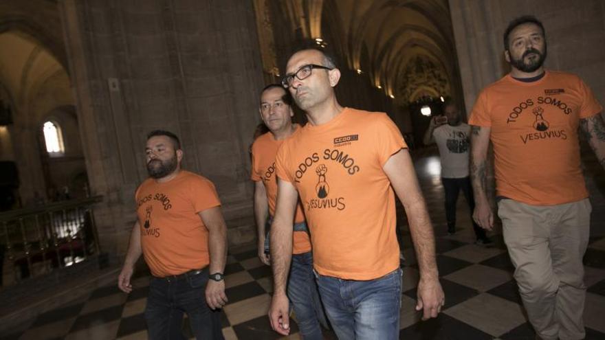 Damián Manzano, en el centro, durante el encierro de los trabajadores de Vesuvius en la Catedral de Oviedo.