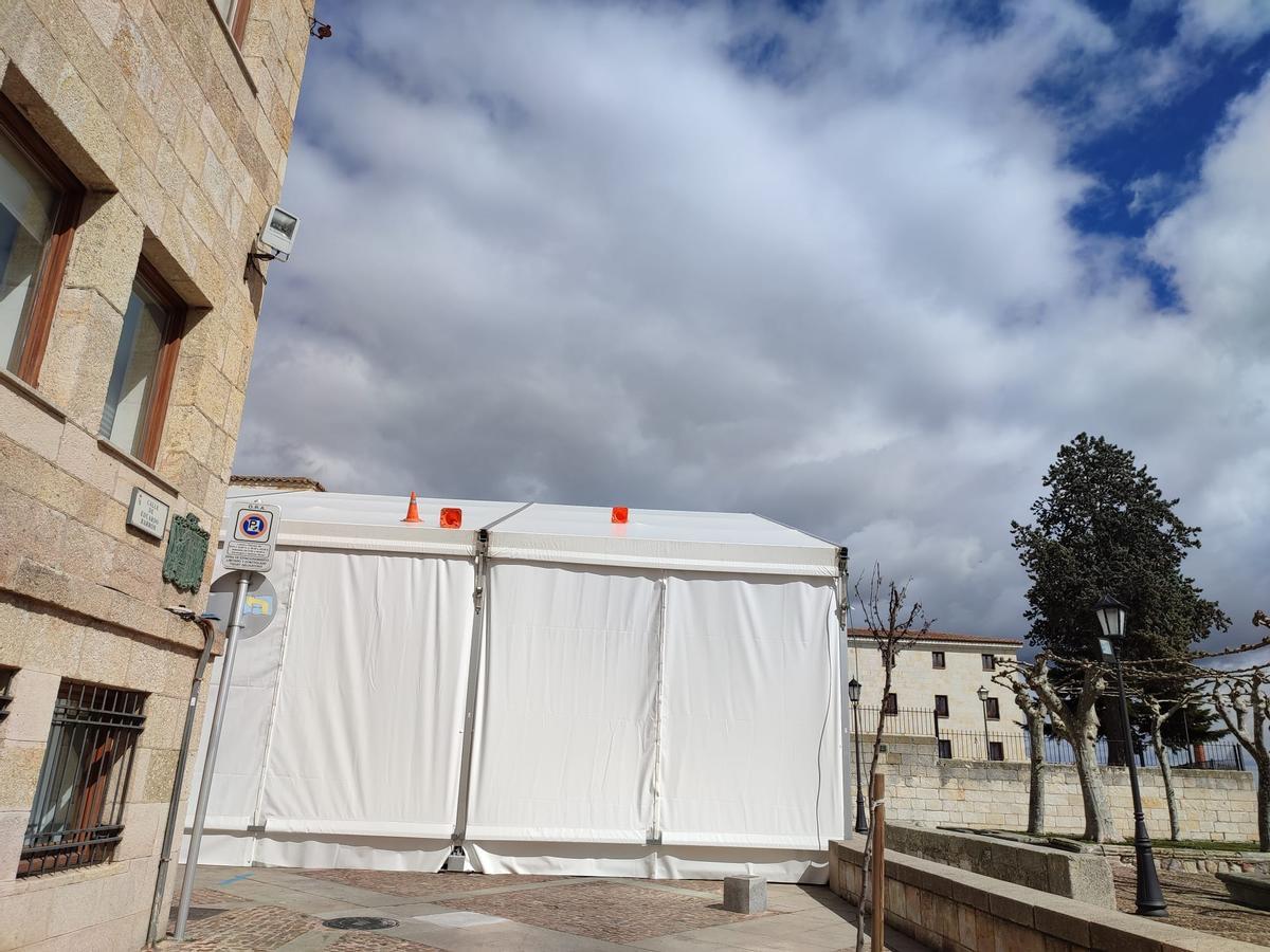 Conos en lo alto de la carpa de Semana Santa de Zamora