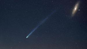 El cometa Diablo, con la galaxia de Andrómeda a la derecha, días pasados