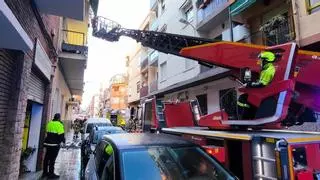 Cinco intoxicados por humo en el incendio de una vivienda en Alicante