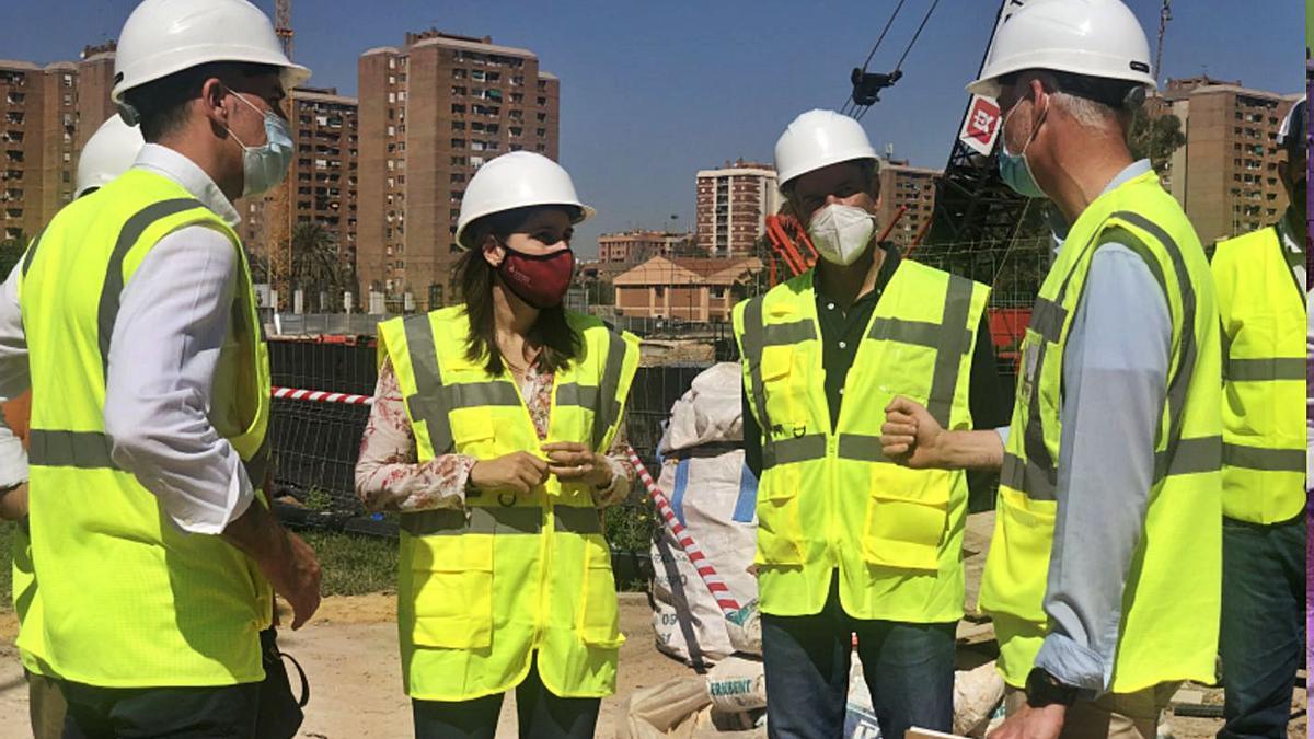 La concejala Elisa Valía visitó la obra y departió con los técnicos de Licampa 1617, SL.