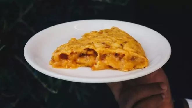 Ni patatas crujientes ni de la Moncloa: así es la tortilla perfecta de Madrid