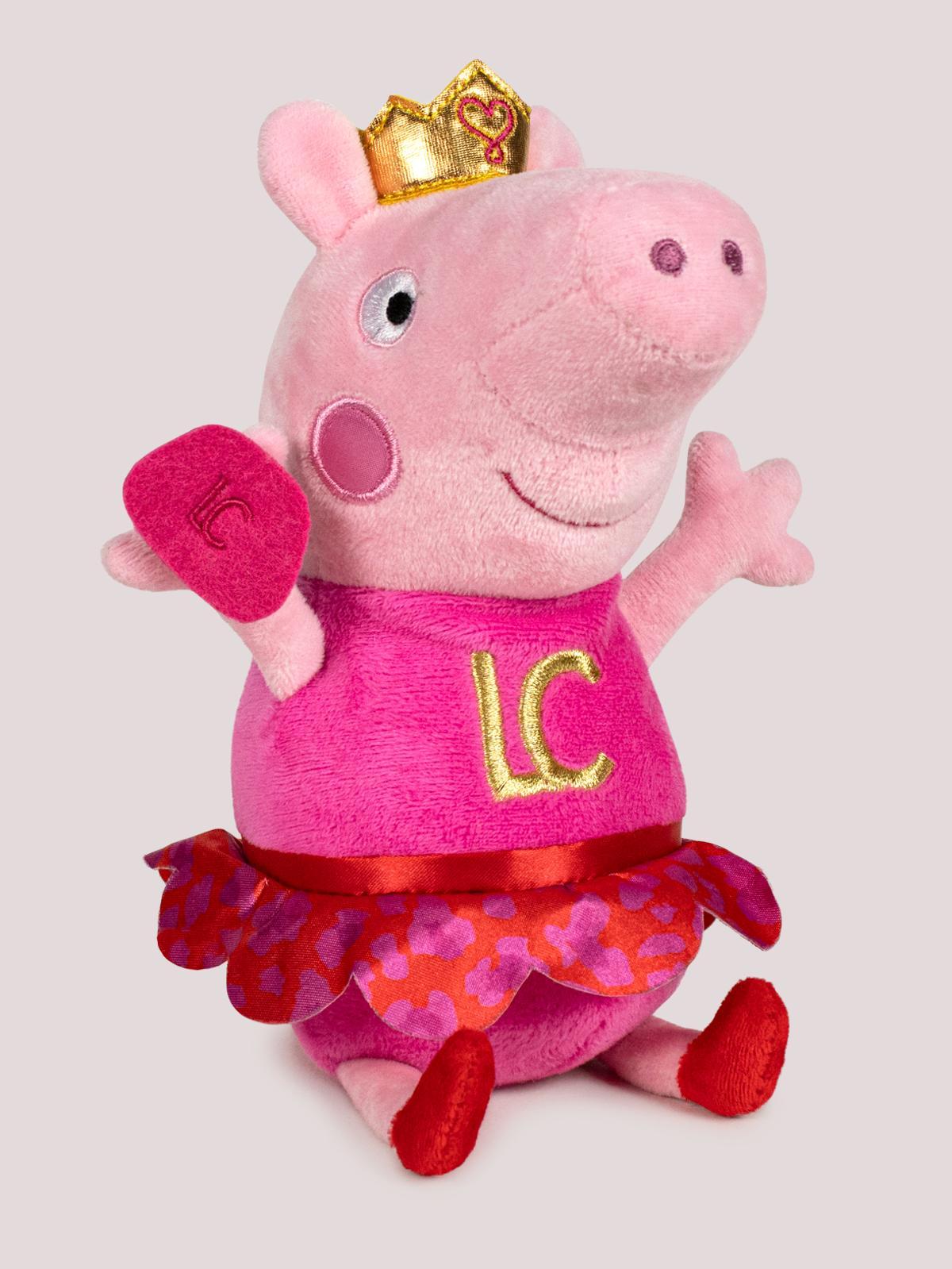 El peluche solidario de Peppa Pig con el vestido de Lola Casademunt destinará cada euro de su precio a la Fundación Pequeño Deseo.