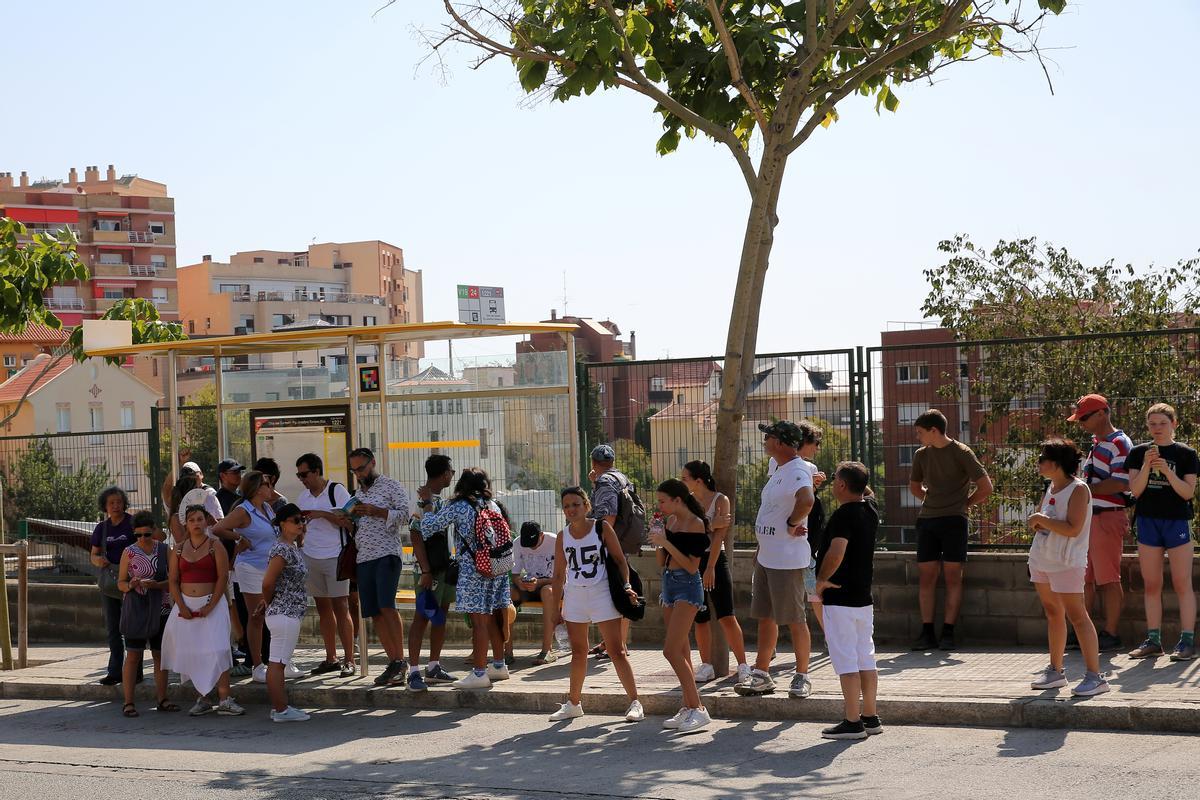 Parada de bus cercana a una de las salidas del Park Güell, en Barcelona.