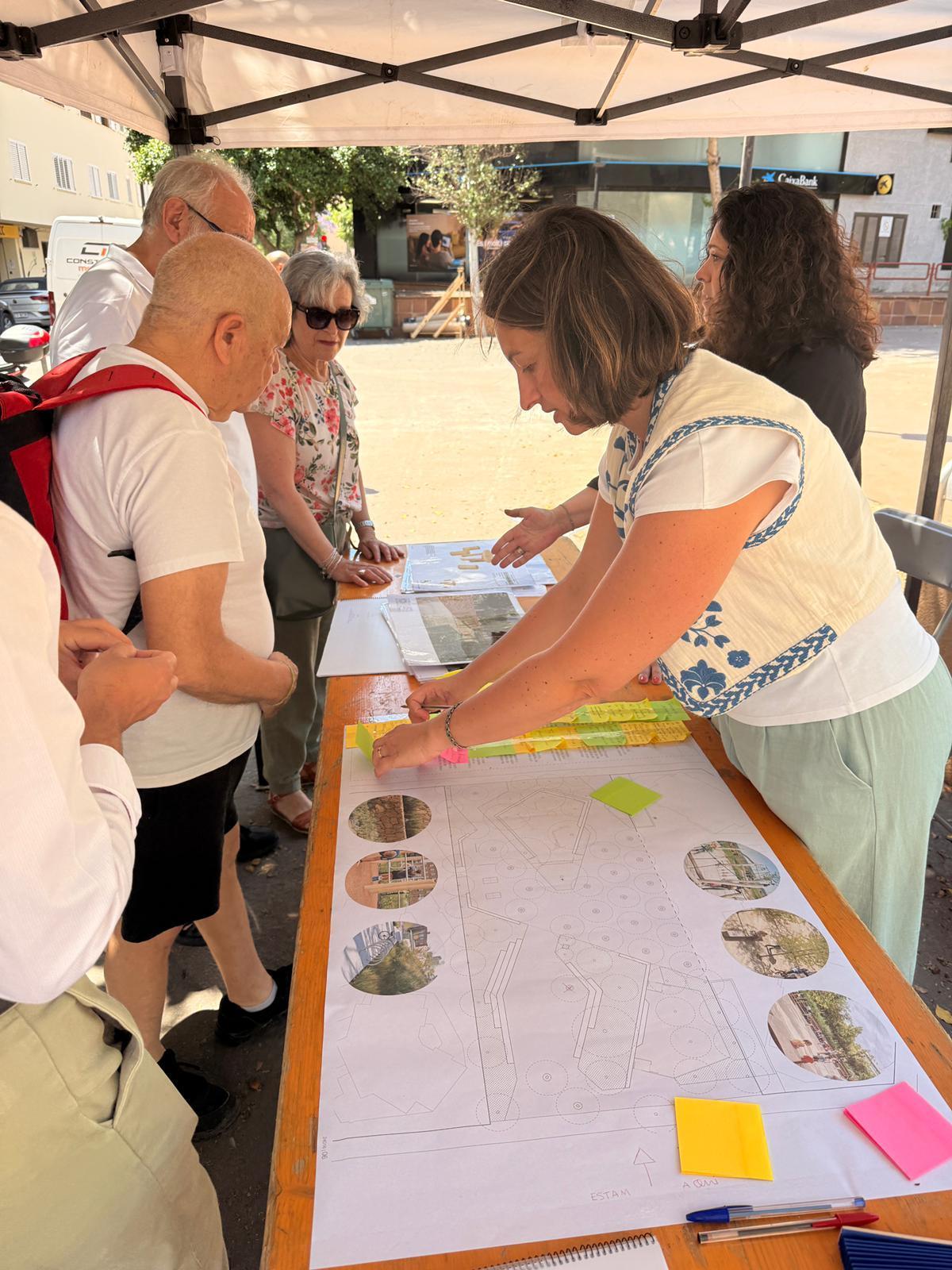 Carpa informativa en la plaza de sa Colomina
