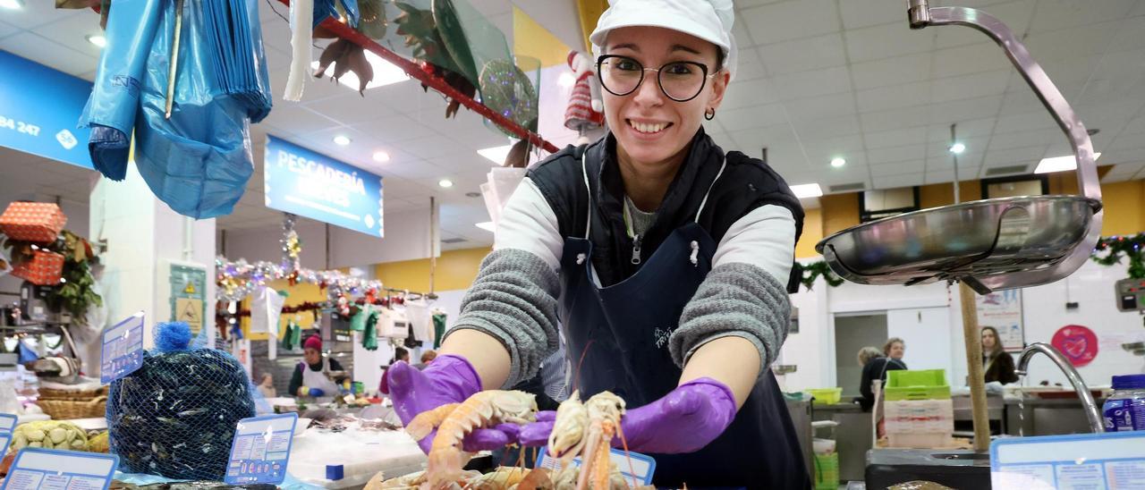 Laura Lago, con las cigalas que tenía ayer en su puesto de O Calvario