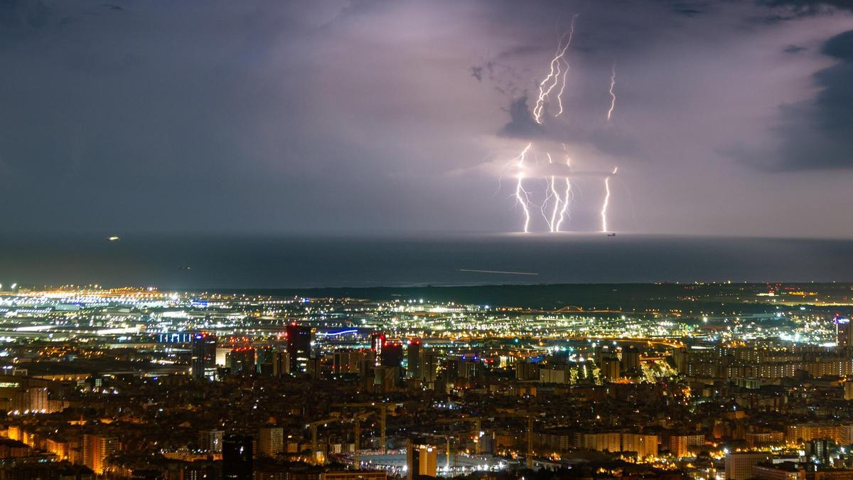 Espectacular tormenta nocturna sobre Barcelona